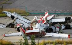 Niezabezpieczony wrak Tu-154M na betonowej nawierzchni lotniska Smoleńsk Siewiernyj | fot. M. Borawski